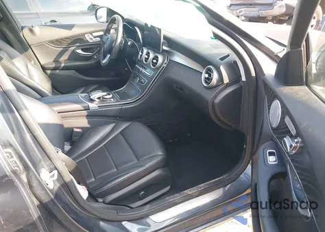 2015 Mercedes-Benz C 300 4Matic z USA, uszkodzony, nr VIN 55SWF4KB0FU090967